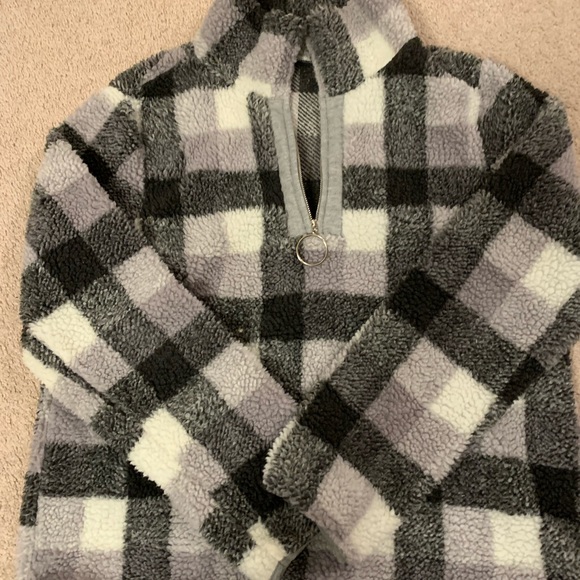 Sold Amazon 1/2 zip Buffalo plaid Pullover - Picture 2 of 5
